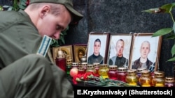 Вшанування пам’яті трьох бійців Національної гвардії, які загинули внаслідок теракту біля Верховної Ради, вересень 2015 року