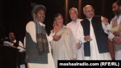 د خیبر پښتونخوا د د اطلاعاتو او کلتور وزیر میا افتخار حسین فنکارانو ته چیکونه ورکوي