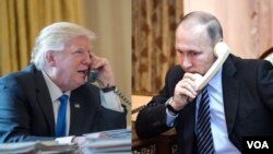 Президент России Владимир Путин (справа) и президент США Дональд Трамп 