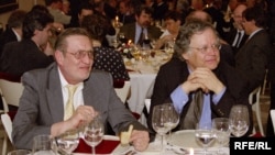 Чарлз Карлсон (оңдо) менен Ферит Аги ЭЕ/АҮ мааракеси маалында. 2001.