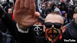 Mogućnost održavanja neonacističkog koncerta u Beogradu, naišla je na otpor dela javnosti; Na slici neonacistički skup u Rusiji. 