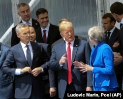Генсекретар НАТО Єнс Столтенберг, президент США Дональд Трамп та прем'єр-міністр Великої Британії Тереза Мей перед церемонією відкриття саміту НАТО. Брюссель, 11 липня 2018 року