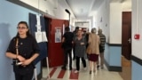 O tânără care a votat duminică la Școala Gimnazială „Cezar Bolliac” din Sectorul 3, București, părăsește secția de votare. 