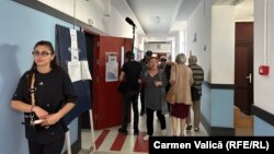 O tânără care a votat duminică la Școala Gimnazială „Cezar Bolliac” din Sectorul 3, București, părăsește secția de votare. 