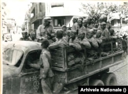 Soldați sovietici, intrând în București, la august 1944. La sfârșitul anului, toată țara era ocupată, inclusiv nordul Transilvaniei, recăpătat grație Armatei Române. Orice discuție cu anglo-americanii se încheia cu: „Discutați cu Moscova!”. URSS ocupa umătate din Europa.