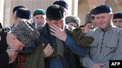 Чеченстандын башчысы Рамзан Кадыров (ортодо) жаңы мечиттин ачылышында көз жашын сүртүп жатат. Курчалой шаары, 5-октябрь, 2009-жыл.