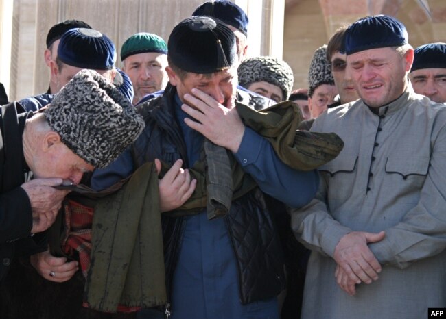 Глава Чечни Рамзан Кадыров плачет на церемонии открытия мечети в Курчалое, 2009 год