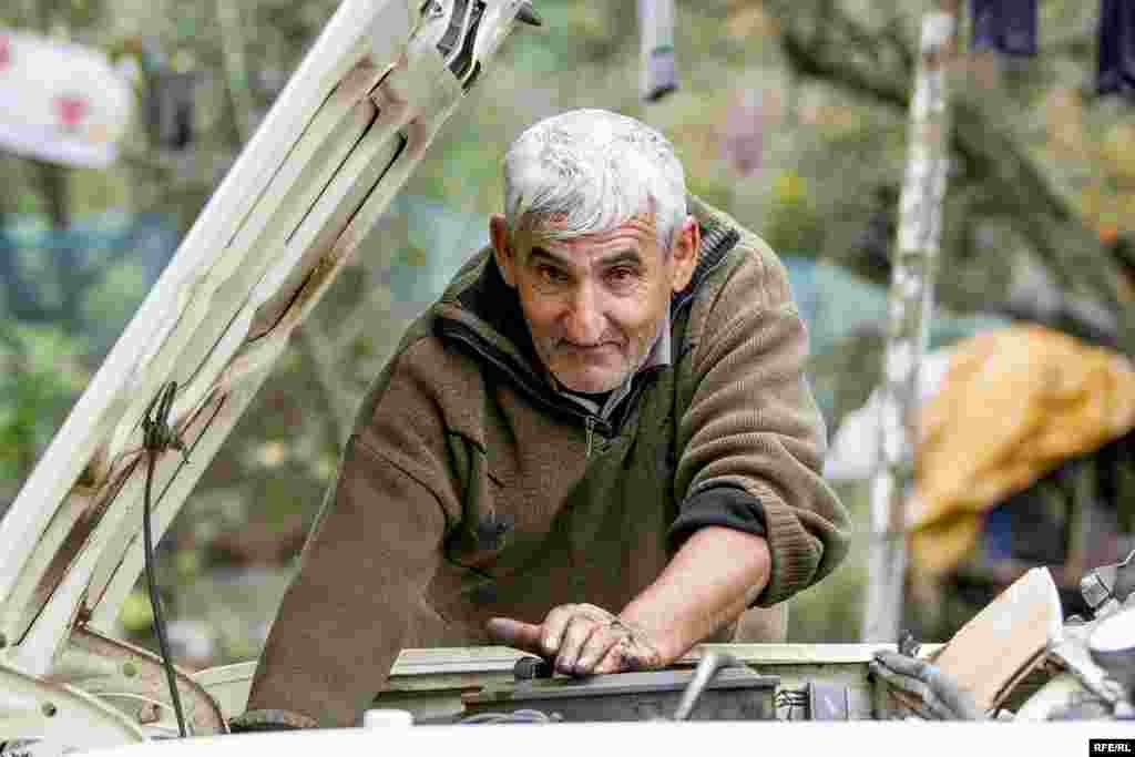 Kəndlilər yetişdirdiyi məhsulu bazara çıxarmaq üçün köhnə də olsa, öz Sovet dövründən qalma avtomobillərini istifadə edirlər. Tez-tez xarab olsa da özləri təmir edib sazlamağa çalışırlar