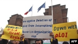 Demonstrators outside the French Embassy in Iran protest the EU's expected decision on the MKO on January 25.