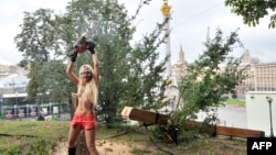 Активистка группы FEMEN. Киев, 17 августа