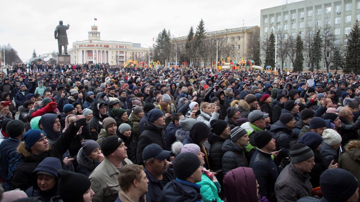 народ на площади