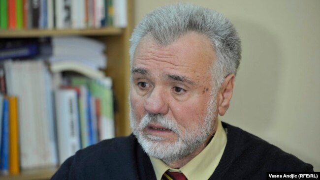 "Kada bi se vladajuća politička elita u Srbiji suočila sa tvrdim sankcijama EU i SAD koje bi proizvele veliku ekonomsko-socijalnu krizu u Srbiji sličnu onoj iz devedesetih godina, verujem da bi Vučić kao realan političar krenuo da usaglašava svoju politiku sa EU", kaže Jovan Komšić.