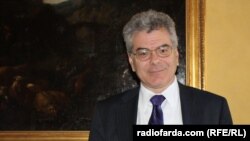 Гари Сейморро маҷбур карданд аз раҳбарии гурӯҳи "Ҳамроҳ ба зидди Эрони атомӣ" даст кашад.