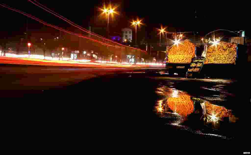 شب و شمال؛ برخی کشاورزان شمالی،&zwnj; محصولات خود را به جاده&zwnj;ها می&zwnj;برند و مستقیم به خریداران عرضه می&zwnj;کنند.