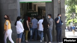 Armenia - Customers line up outside a commercial bank branch in Yerevan, June 1, 2020.