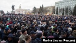 На несанкцыянаваным мітынгу каля будынка Кемераўскай рэгіянальнай адміністрацыі 27 сакавіка.