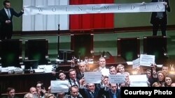 Опозиція блокує трибуну польського парламенту – Сейму, 17 грудня 2016 року