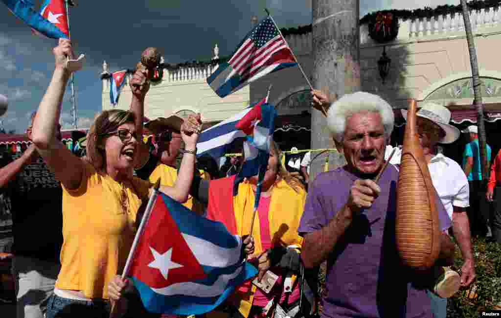 Жители района &quot;Маленькая Гавана&quot; в Майами, во Флориде, радуются новостям о смерти Фиделя Кастро. 26 декабря 2016 года.