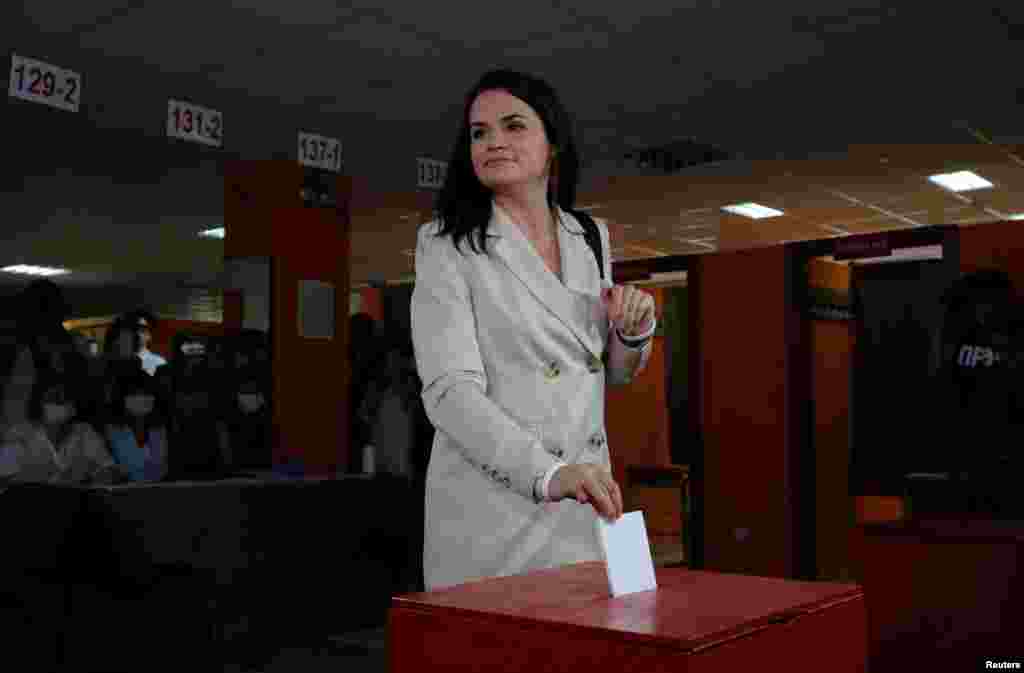 Кандидатка у президенти Білорусі Світлана Тихановська голосує у Мінську