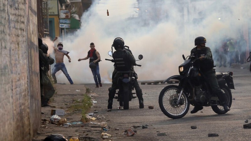 Венесуэла армиясынан жоокерлер качып жатат
