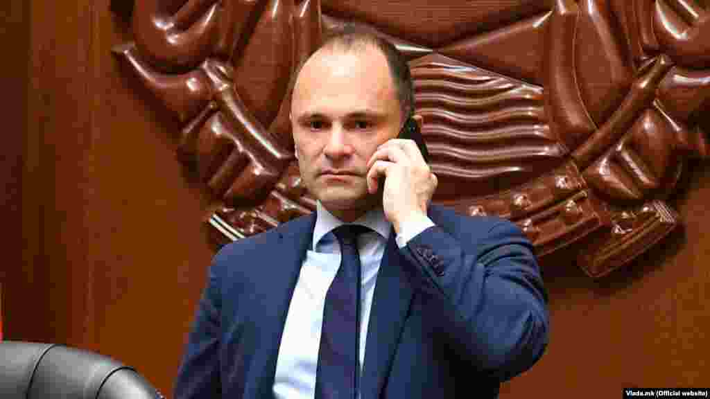 МАКЕДОНИЈА - Министерот за здравство Венко Филипче на денешната прес конференција соопшти дека директорката на Клниката за кожни болести е четвртиот потврден случај заболен од коронавирусот во земјава. Таа пред една недела допатувала од Италија и изминатите пет дена редовно одела на работа, истакна тој. Во дел од медиумите се појави информација дека директорката била на свадба кај партискиот секретар на СДСМ, но веднаш беше демантирано.