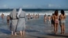 Католические монахини из Польши на пляже в Рио-де-Жанейро 