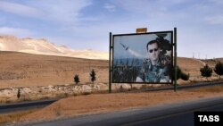 Білборд із зображенням президента Сирії Башара Асада на дорозі від Дамаска до Хомса, 13 жовтня 2015 року