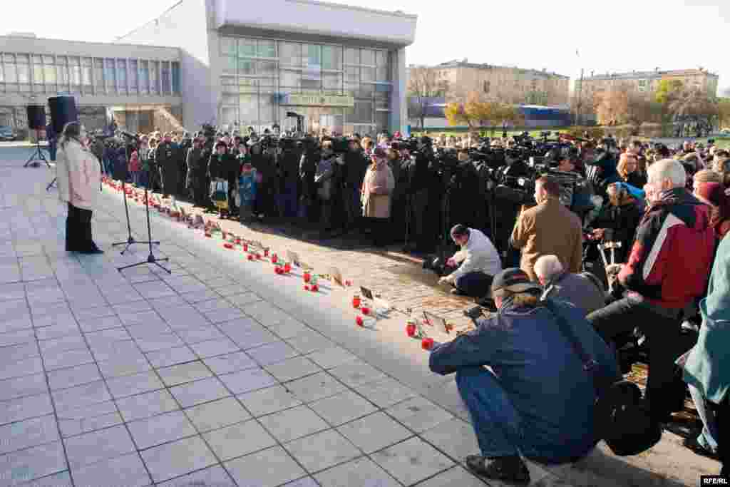 Орусия – Дубровка театрында терорчулардын кол салуусунун курмандыктарын эскерүү жыйыны - Сүрөттө: Татьяна Карпова – укук коргоочу. 26-октябрь. 2008-жыл 