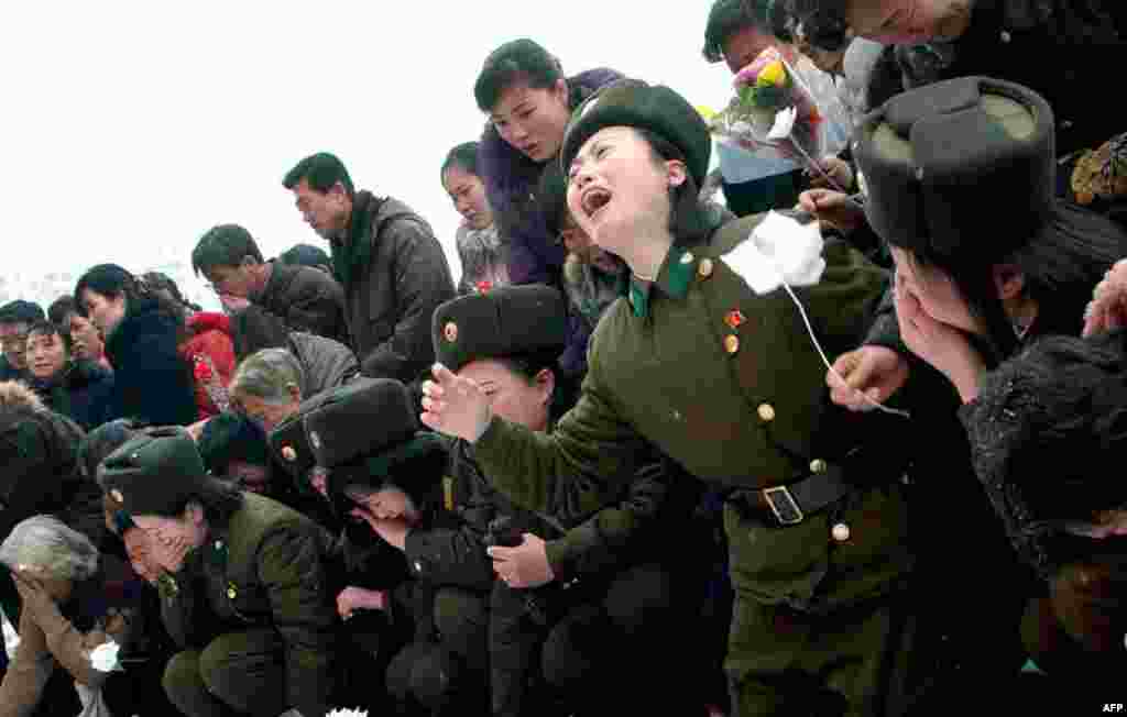 Members of the North Korean People's Army crying for Kim Jong Il in Pyongyang on December 21. (AFP)