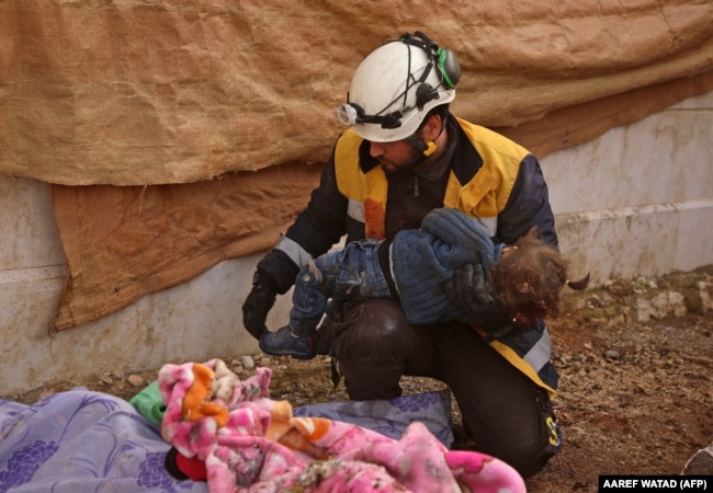 Доброволец "Белых касок" с телом девочки, погибшей во время бомбардировки Алеппо в 2020 году