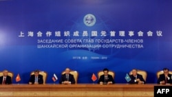 Главы стран - участниц ШОС на заседании. Пекин, июнь 2012 года.