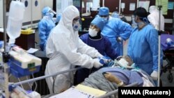 امدادگران و پرسنل درمانی در حال کمک به یک بیمار مبتلا به کووید-۱۹ در بیمارستان مسیح دانشوری تهران