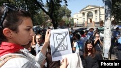 Armenia - Activists protest against Armenia’s membership in a Russia-led customs union in front of the presidential palace in Yerevan, 4Sep2013.