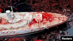 Символічний корабель «плавав у крові» і під посольством Франції в Україні, 15 травня 2014