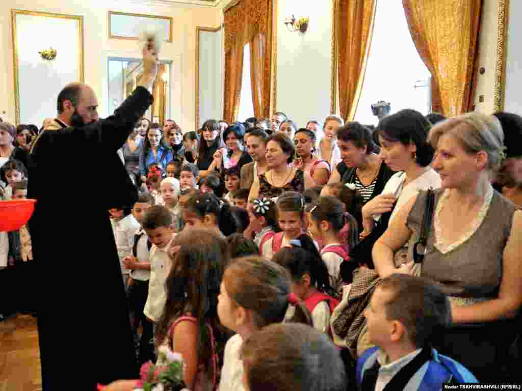 სასწავლო წლის დაწყება მშობლებსა და მოსწავლეებს მოძღვარმაც მიულოცა და დალოცა. - 15 სექტემბერს საქართველოს ყველა საჯარო სკოლაში დაიწყო ახალი სასწავლო წელი. სწავლა ამიერიდან ყოველ წელს ამ დღეს დაიწყება და 15 ივნისს დასრულდება. თბილისის, ქუთაისისა და ბათუმის ყველა სკოლას მანდატურები მოემსახურებიან.