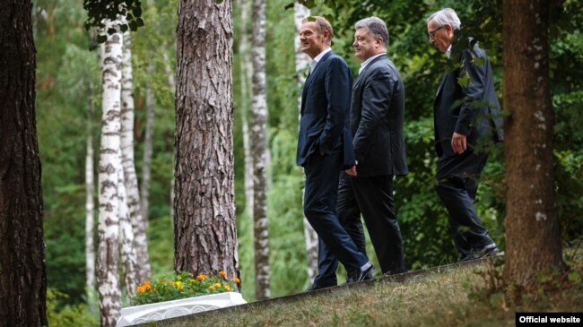 Зліва направо: Президент Європейської ради Дональд Туск, президент України Петро Порошенко та президент Єврокомісії Жан-Клод Юнкер. Київ 13 липня 2017 року