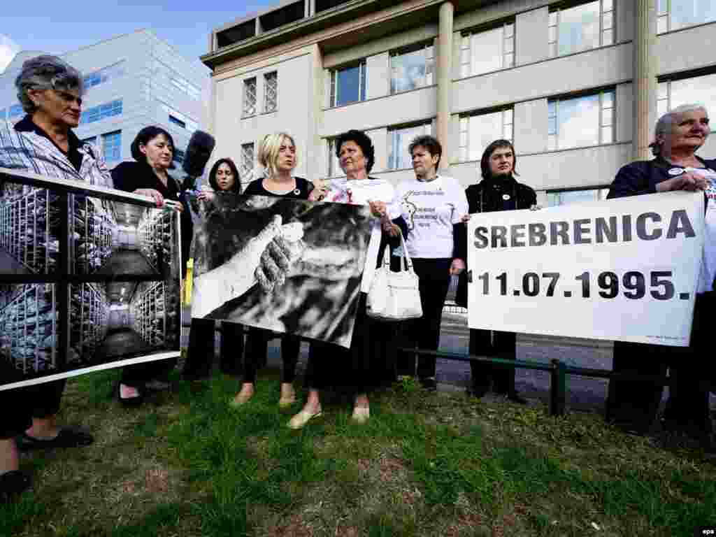 Protesti ispred zgrade Haškog tribunala, 04.07.2011. Foto: EPA / Valerie Kuypers 