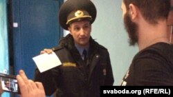 Міліцыянт Сяргей Рудзько прыйшоў затрымаць Яўгена Васьковіча, 13 сакавіка 2017 году