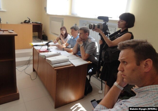 Слушание об условно-досрочном освобождении Олега Навального в Урицком районном суде 27 июня 2016 г.