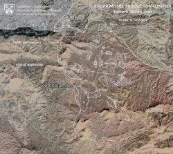 مجموعه تولید و توسعه موشک خجیر در دل کوهستان. تصویر محیط پیرامون این تاسیسات و محل وقوع انفجار در مرکز آن را نشان می‌دهد.