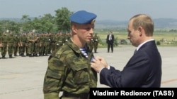 Vladimir Putin uručuje orden ruskom kapetanu Konstantinu Harlamovu u Prištini, 2001. godine