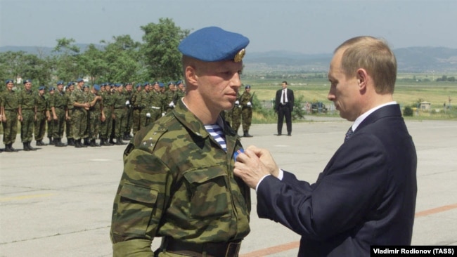 Presidenti rus, Vladimir Putin duke i ndarë urdhrin “Për shërbim ushtarak” kapitenit Konstantin Kharlamov, në Vrellë.