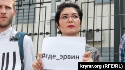 Тамила Ташева на акции под российским посольством в Киеве