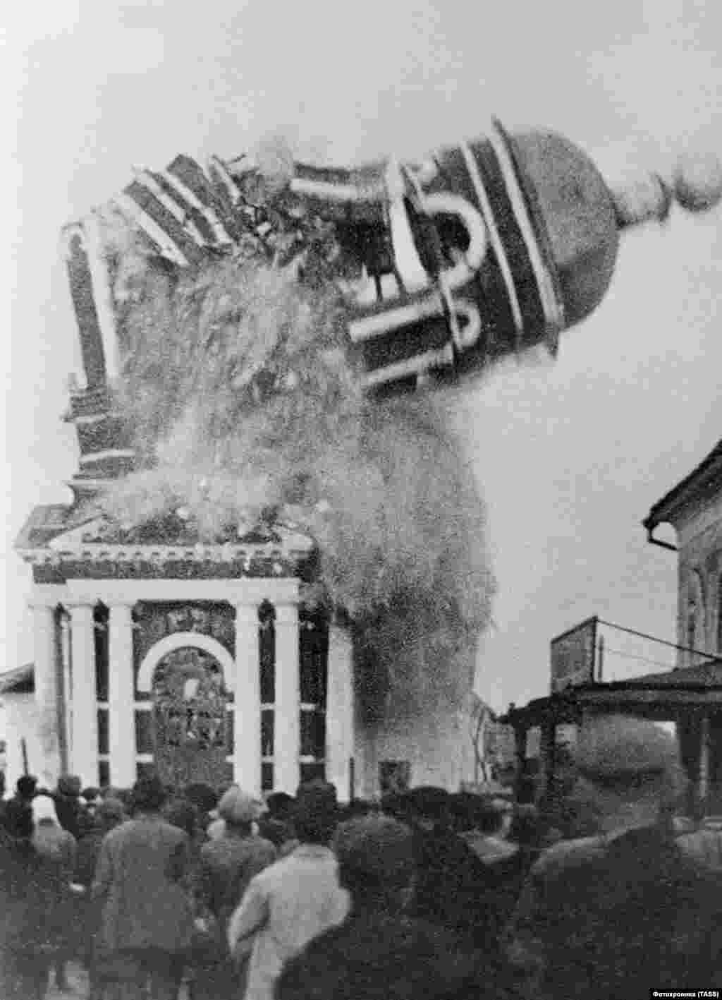 A church near Vladimir being demolished during antireligious purges in 1930. After the atheist Soviets swept to power in 1917, Christians were persecuted, shot, or exiled, and Christmas was banned altogether. Bands of communist grinches reportedly patrolled the streets, peering through windows to make sure no festive trees were taking root in Soviet homes.