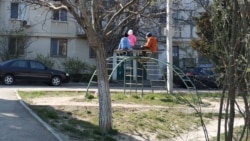 Дети играют у дома на старой, советских времен лесенке