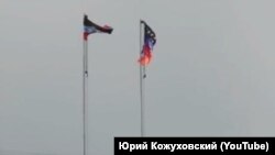 Прапори угруповання «ДНР» над Артемівською міською радою (нині – Бахмут), 2014 рік