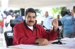 Николас Мадуро с "Картой Отечества"