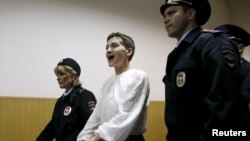 Надежда Савченко (ортада) Мәскеуде сот ғимаратында. 17 сәуір 2015 жыл.