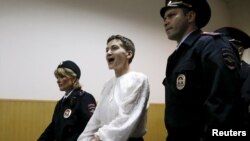 Надежда Савченко (в центре) в здании суда. Москва, 17 апреля 2015 года.