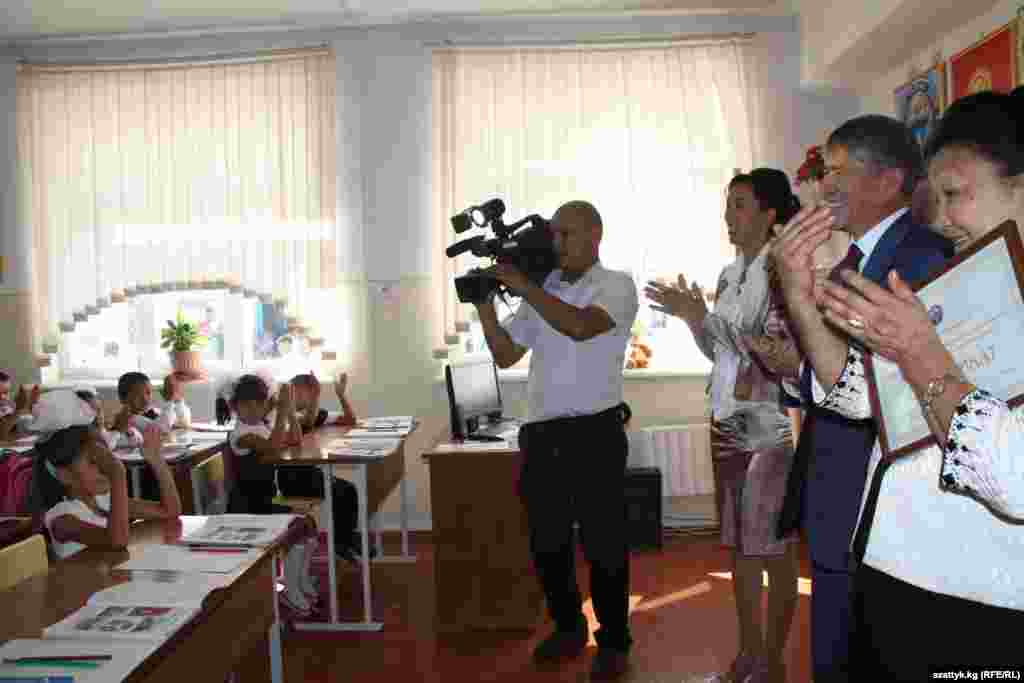 Президент Алмазбек Атамбаев 1-класстын окуучуларын билим күнү менен куттуктады.
